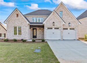 Brentwood Auburn AL homes for sale – spacious open-concept homes on large lots, some with lake views, in a quiet Auburn neighborhood.