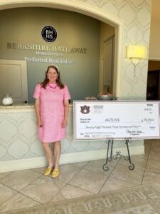 Laura Sellers’ real estate company donates $78,350 to Coach Bruce Pearl’s AUTLIVE cancer initiative at Auburn basketball game.